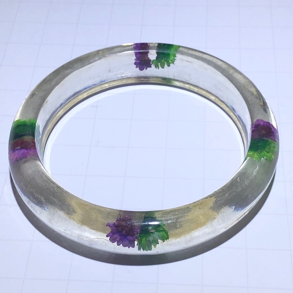 Lucite pressed purple flower vintage bracelet